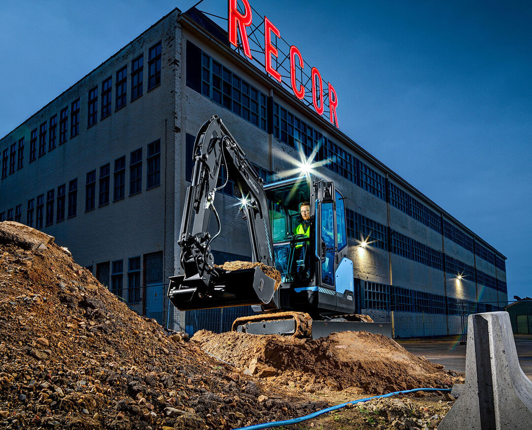 Alle HX19eModelle verfgen ber eine komplette Standardausstattung, einschlielich Sicherheitsventilen an den Hydraulikzylindern von Hauptausleger, Lffelstiel und Planierschild.