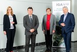 IGA-Geschäftsführer Horst Fischer (2.v.l.), mit der IGA-Aufsichtsratsvorsitzenden Karola Geiß-Netthöfel und ihrem Stellvertreter Jochen Sandner, Geschäftsführer der Deutschen Bundesgartenschau-Gesellschaft mbH (DBG), und der RVR-Beigeordneten Nina Frense.