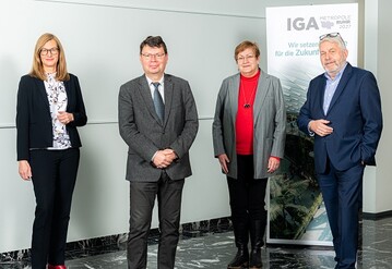 IGA-Geschftsfhrer Horst Fischer (2.v.l.), mit der IGA-Aufsichtsratsvorsitzenden Karola Gei-Netthfel und ihrem Stellvertreter Jochen Sandner, Geschftsfhrer der Deutschen Bundesgartenschau-Gesellschaft mbH (DBG), und der RVR-Beigeordneten Nina Frense. 