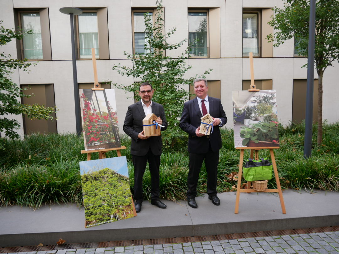 Bauminister Christian Bernreiter und Gesundheitsminister Klaus Holetschek mit den Gewinnerfotos samt Preisen des gemeinsamen Wettbewerbs Grner Freiraum am Haus