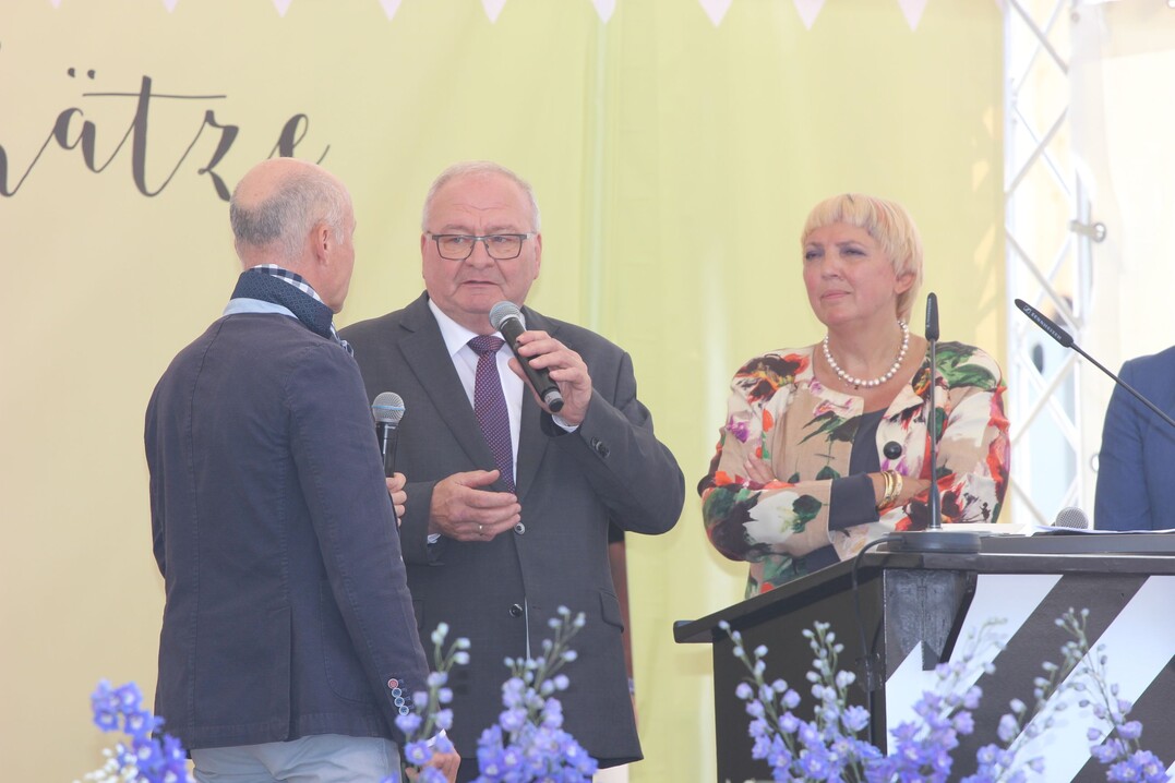 Roland Albert (Mitte), Prsident des Bayerischen Grtnerei-Verbands (BGV), meinte, es sei erfreulich, dass das Thema Bienen- und Insektenschutz jetzt auch in der Gesellschaft angekommen sei - den Grtnern sei dies schon immer ein Anliegen gewesen. Zu den Ehrengsten gehrte auch Claudia Roth, Vizeprsidentin des Deutschen Bundestags.