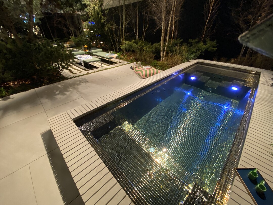 Die Gestalter aus Hinwil hatten ihren Garten ganz um den Pool gestaltet.