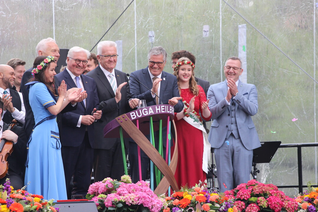 Kthchen von Heilbronn Jasmin Heyd, Oberbrgermeister Harry Mergel, Bundesprsident Frank-Walter Steinmeier, Ministerprsident Winfried Kretschmann, BUGA-Geschftsfhrer Hanspeter Faas, Deutsche Blumenfee Lea Ehlers, ZVG-Prsident Jrgen Mertz