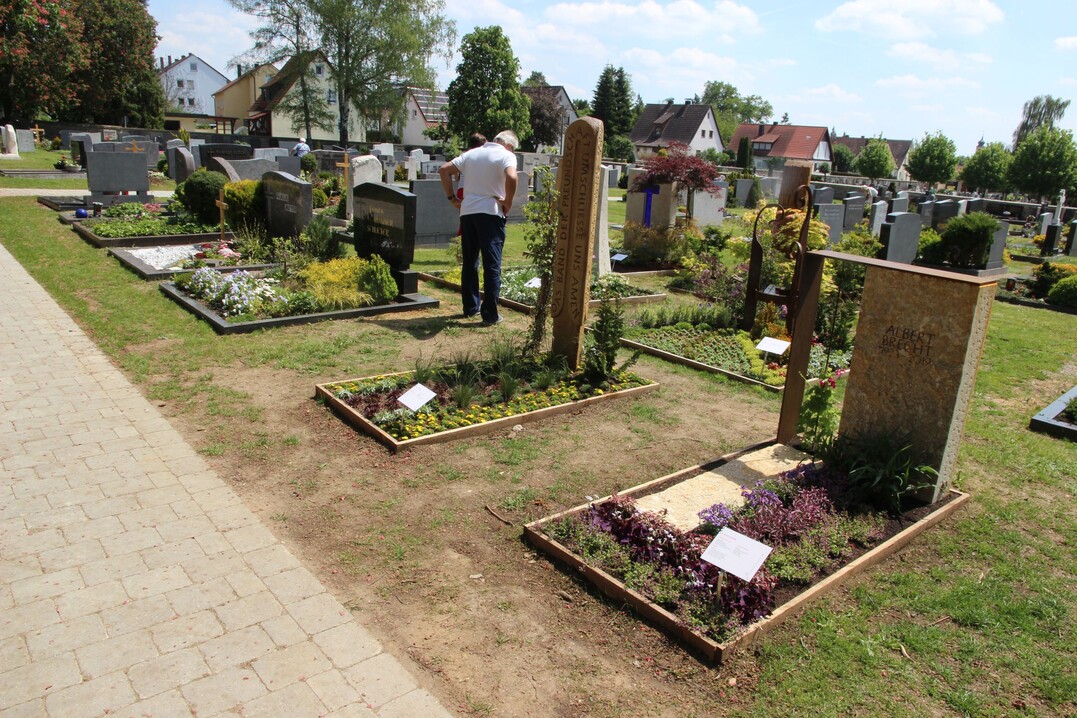 Eine schne Idee ist es, die Mustergrber auf dem Wassertrdinger Friedhof zu zeigen.