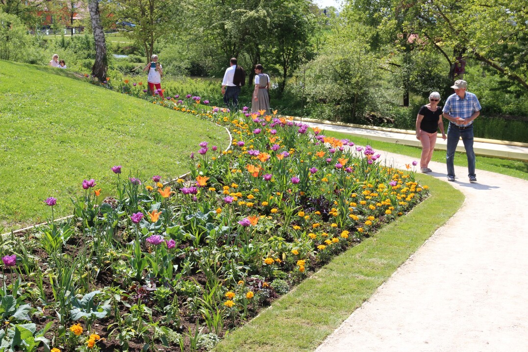 Die Saisonpflanzungen konzentrieren sich auf den Sommerflor - im Frhjahr blhten bereits die Tulpen, und am Erffnungstag vermischen sich Frhjahrs- und Sommerblher charmant.