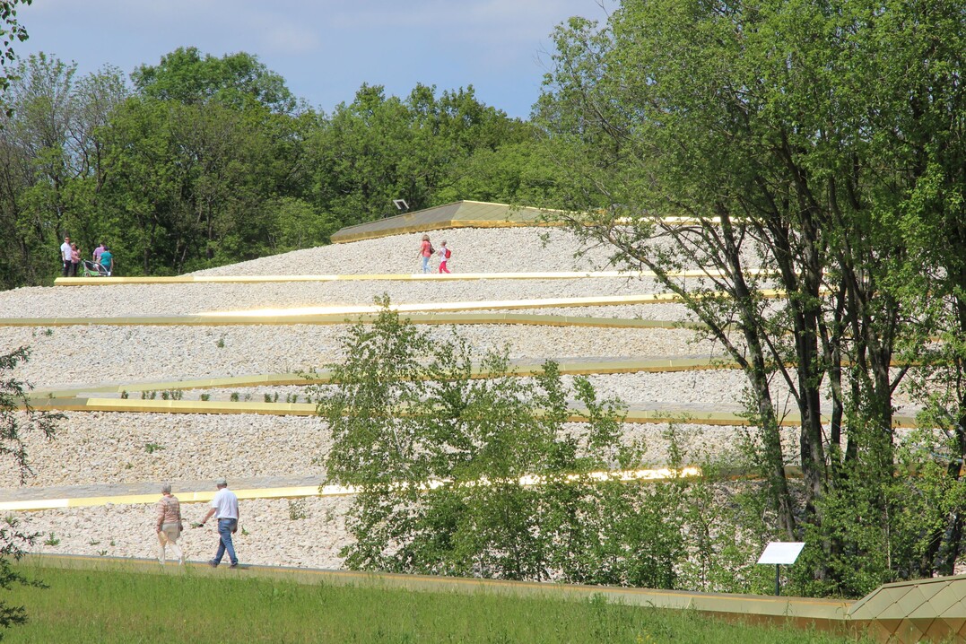 Nicht naturhaft und Widerspruch provozierend ist die rekultivierte Deponie am nrdlichen Ende des Klingenweiherparks, an deren Spitze auch der goldene Weg endet.