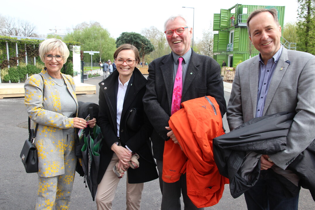 Auch Berufsverbnde treten manchmal im Viererpack auf wie hier der aus Nordrhein-Westfalen. Von links: Prsidentin Eva Khler-Theuerkauf, Verbandsdirektorin Christin Haack, Thomas Koch, Kreisgrtnermeister Sdwestfalen und Vizeprsident Helmut Rskamp.