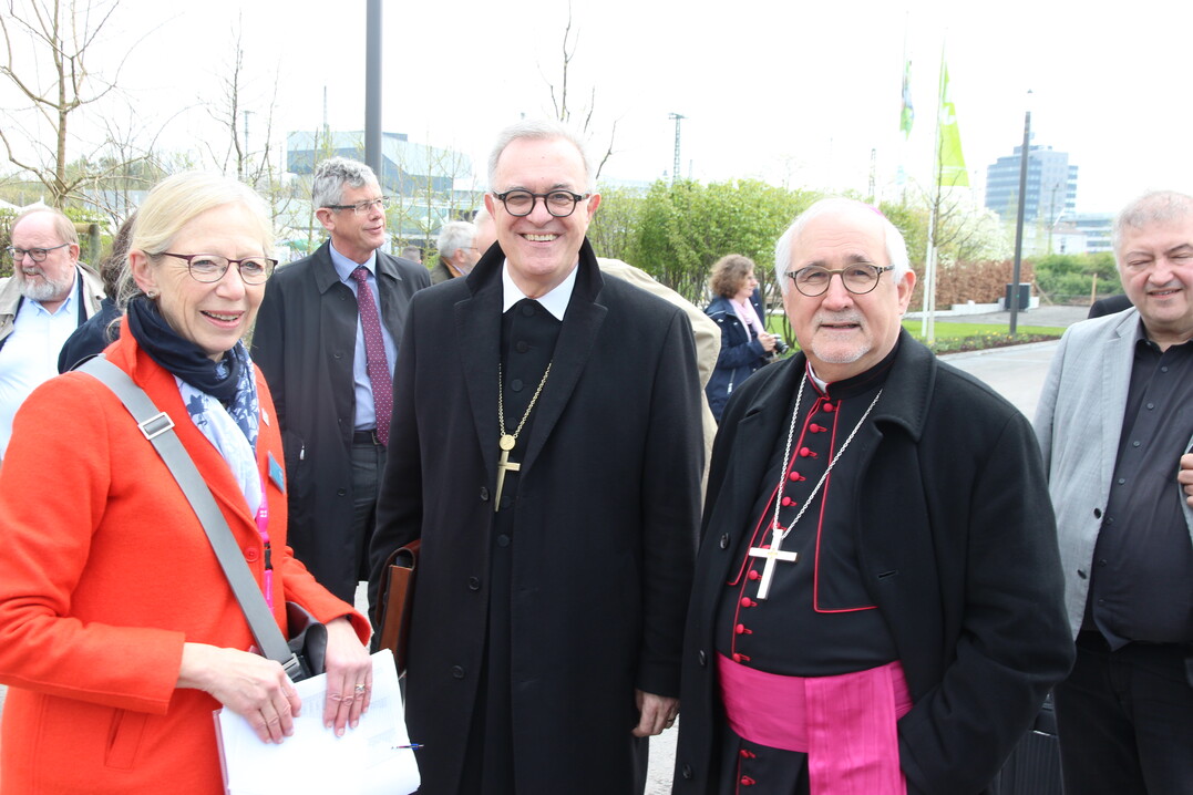Offiziell erffnet wurde am Starttag der konfessionsbergreifende Kirchengarten vom Landesbischof der evangelischen Landeskirche in Wrttemberg Dr. Frank Otfried July (Mitte) und dem katholischen Bischof der Dizese Rottenburg-Stuttgart Dr. Gebhard Frst.