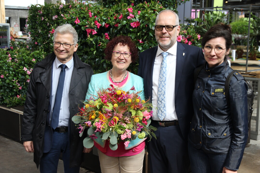 Michael Rhein (links), Schatzmeister beim FDF-Bundesverband, Klaus Gtz, der Prsident des FDF Baden-Wrttemberg und Gabriele Haufe, die Leiterin der Floristmeisterschule Stuttgart, berreichten Gerlinde Kretschmann, der Frau des Ministerprsidenten, einen Blumenstrau.