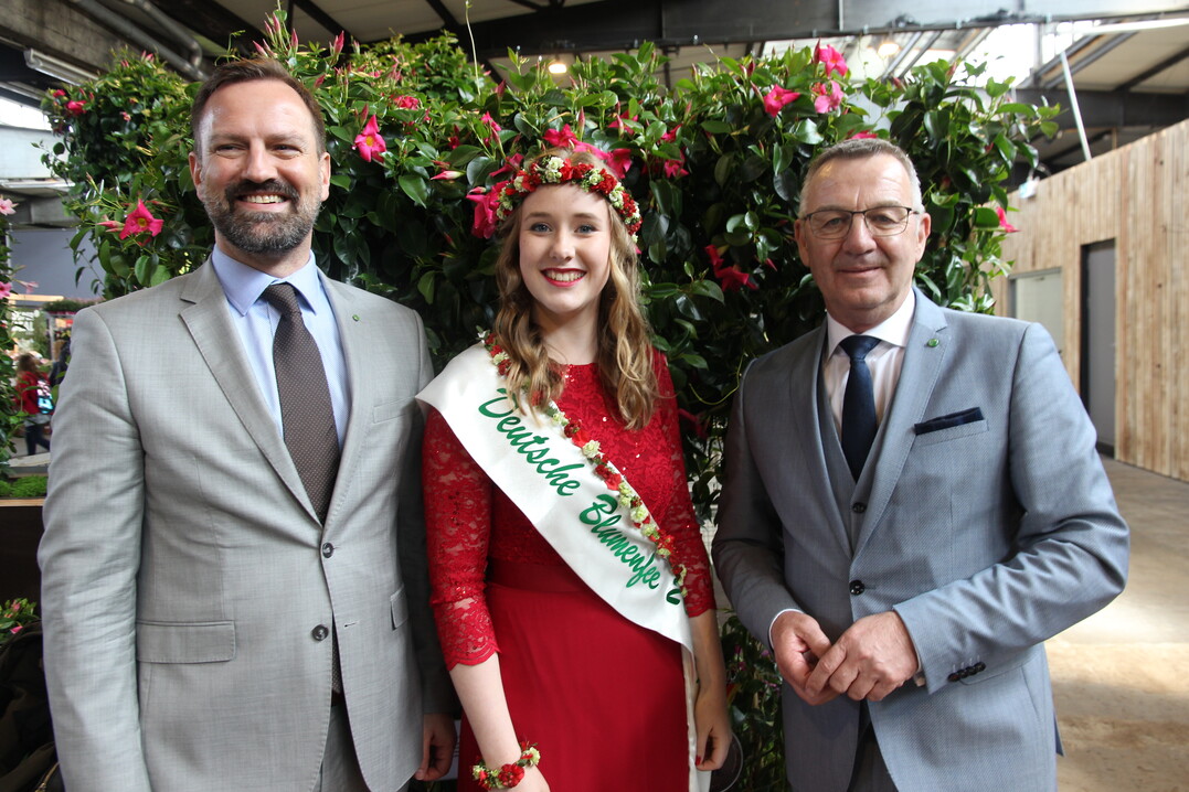 Weitere Besucher in der #yolo-Hallenschau (von links):Bertram Fleischer, ZVG-Generalsekretr, Deutsche Blumenfee Lea Ehlers und ZVG-Prsident Jrgen Mertz.