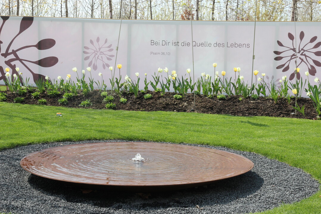 Der Brunnen im Kirchengarten steht fr einen Bereich, in dem Besucher zur Ruhe kommen oder auch das persnliche Gesprch suchen knnen.