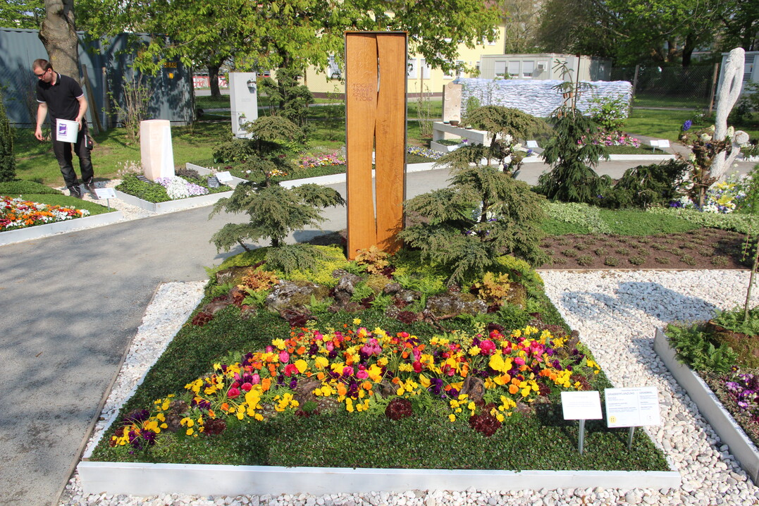 Das von Blumen Ellinger, Stuttgart, bepflanzte zweistellige Wahlgrab erhielt neben einer Goldmedaille auch den Ehrenpreis der Genossenschaft Klner Friedhofsgrtner.