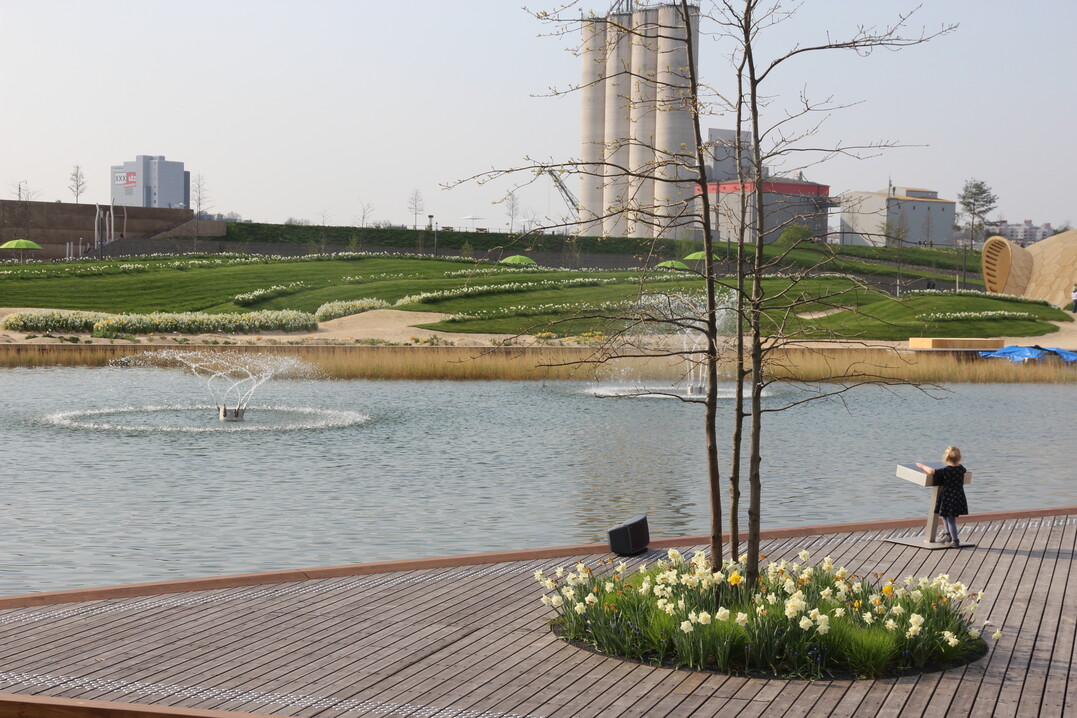 Der Uferbereich am Flohafen wird ber den Sommer sicherlich beliebter Aufenthaltsort.