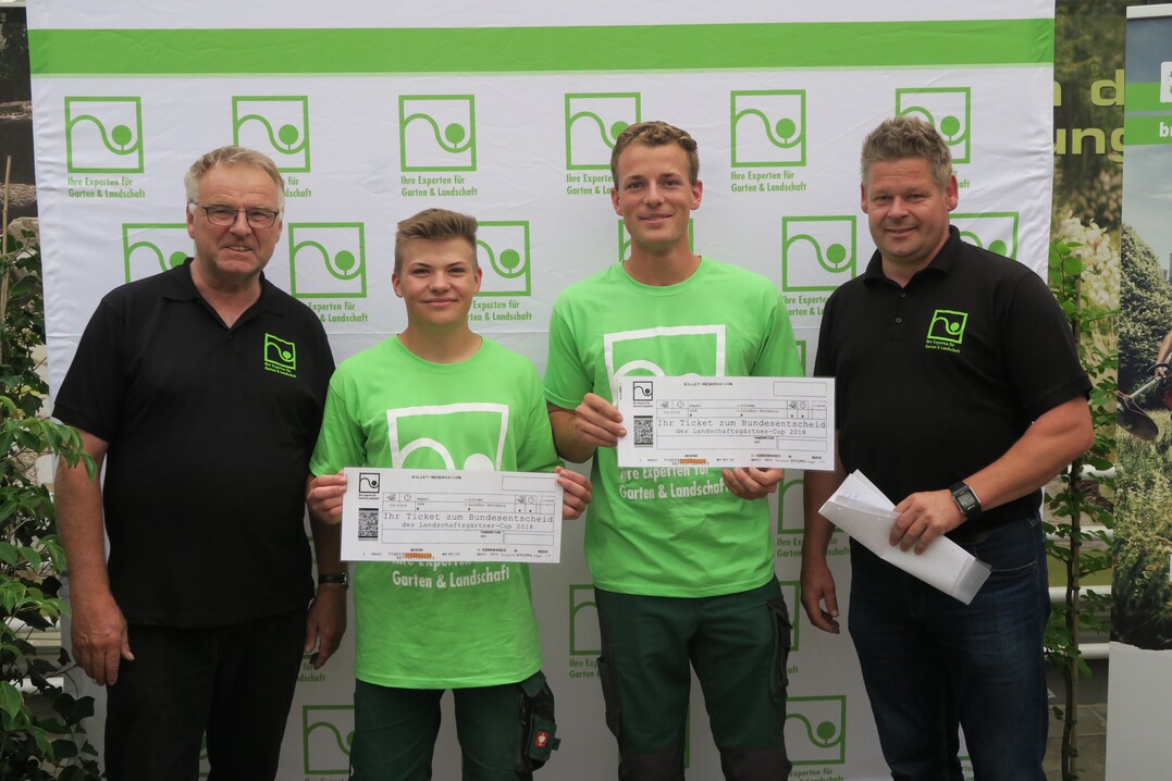 Von links: VGL NRW-Vizeprsident Reinhard Schulze Tertilt, Tobias Henninger, Sebastian Leidig, Vorsitzender des VGL NRW-Ausbildungsausschusses Frank Linneweber.