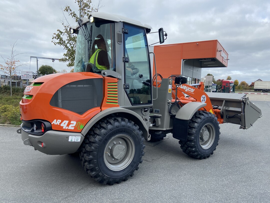 Auf dem Weg zur Bauma: Der erste elektrische Radlader weycor AR 4.2E von Atlas Weyhausen.