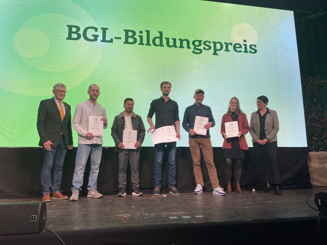 Paul Saum (l.) zeichnete Robert Zappe, Sarwar Hosseini, Malte Erhardt, Felix Arend und Kassandra Eißrich (v.l.) mit dem BGL-Bildungspreis 2023 aus. Silvia Bernder vom BMEL (r.) freute sich über die Leistungen der Nachwuchskräfte.