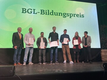 Paul Saum (l.) zeichneteRobert Zappe, Sarwar Hosseini, Malte Erhardt, Felix Arend und Kassandra Eirich (v.l.) mit dem BGL-Bildungspreis 2023 aus. Silvia Bernder vom BMEL (r.) freute sich ber die Leistungen der Nachwuchskrfte.