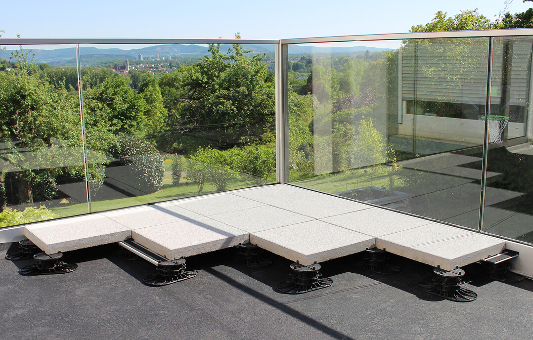 Statt mineralischer Substrate knnen fr Plattenbelge oder Deckings auch Stelzlager aus Kunststoff verwendet werden.