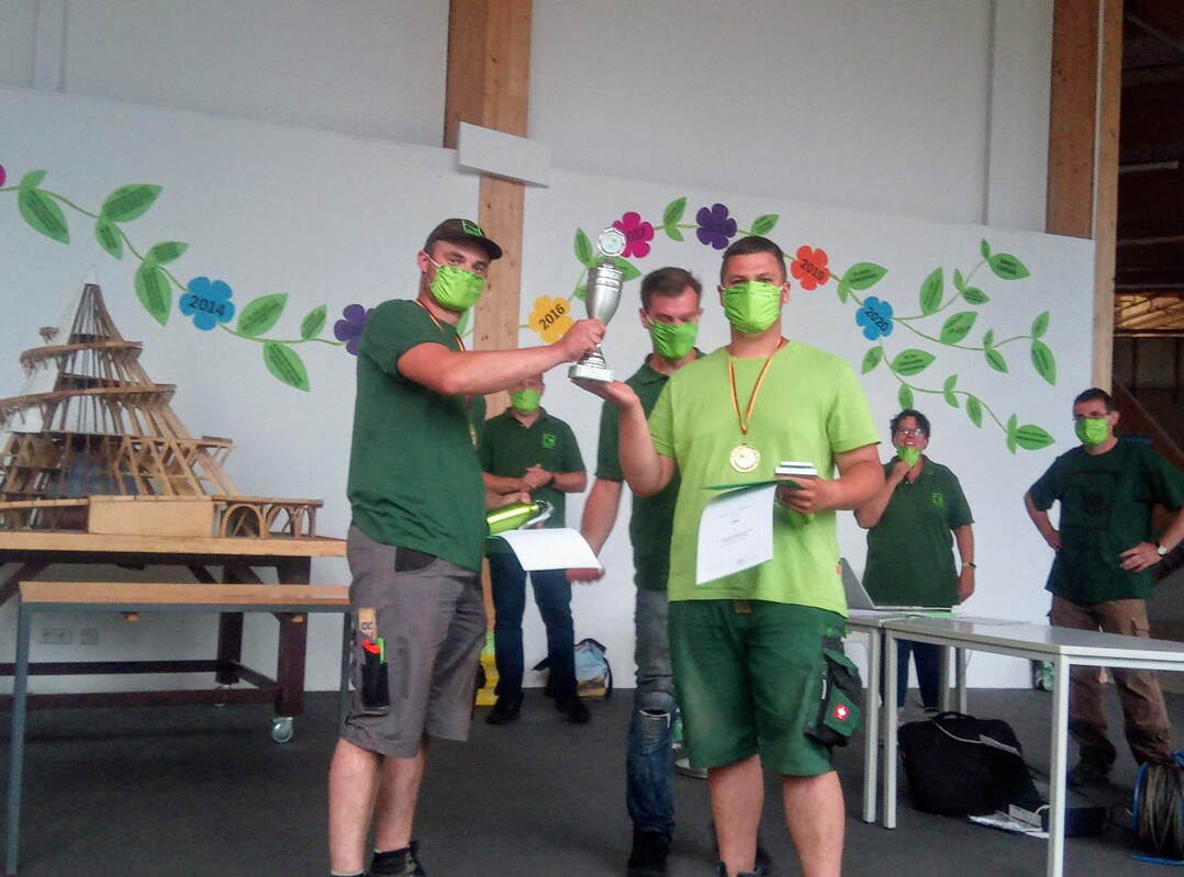 Landschaftsgärtner Cup in Zeichen von Corona: Keine Gäste, Arbeiten in Schichten und Siegerehrung mit Maske. Dennoch war man in Sachsen-Anhalt froh, den Cup überhaupt austragen zu kommen. Herzlichen Glückwunsch an: Dominik Kirchner (Firma Axel Krunig Garten und Grünanlagenbau GmbH aus Bad Kösen) und William Bose (Firma Bauer & Co. OHG Landschafts- und Gartenbau aus Lutherstadt Wittenberg), beide zweites Ausbildungsjahr.