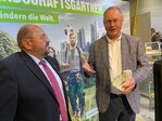 VGL Präsident Gerhard Zäh (l.) verlieh seinem Ex-Kollegen aus NRW, H. Christian Leonhards, den Bayerischen Löwen als Auszeichnung für dessen integrative Leistung.