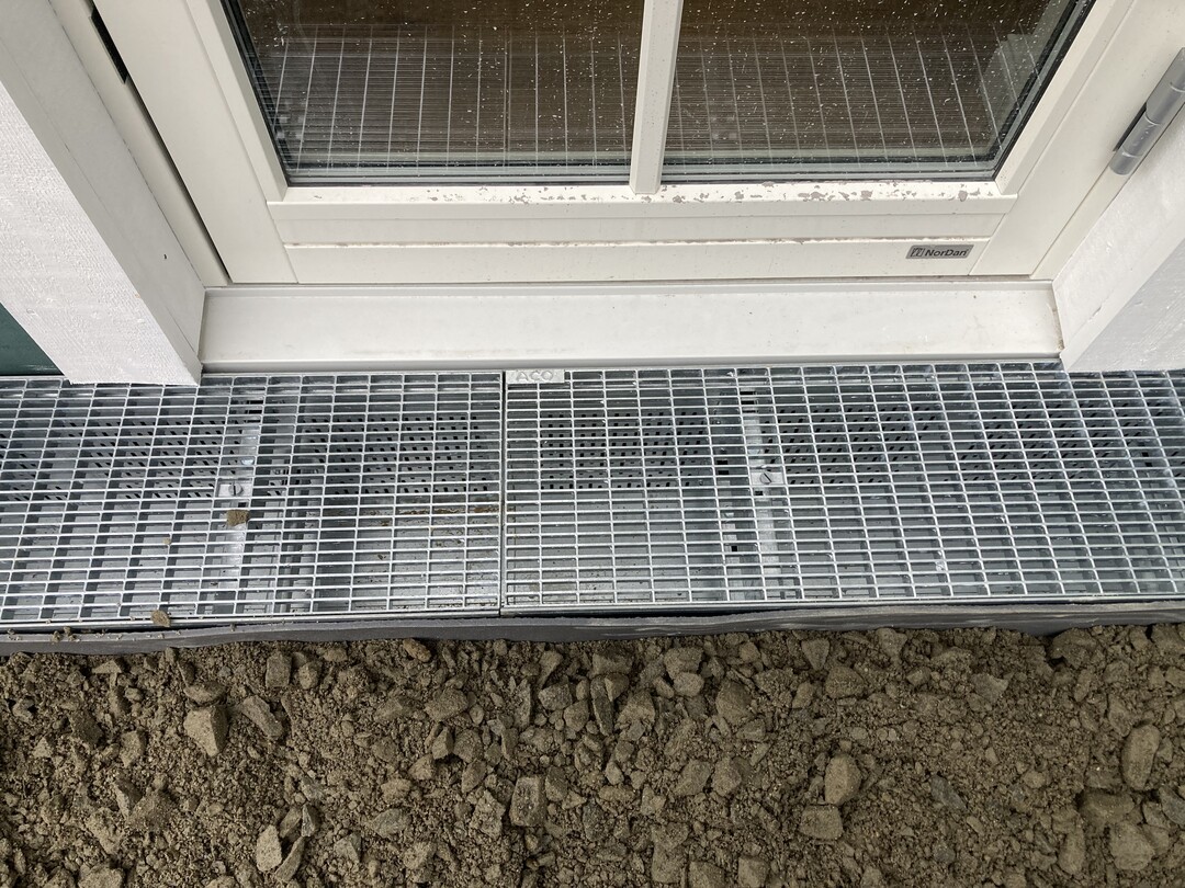 Gerade bei Holzfassaden ist der Sockelanschluss und der Schutz gegen aufstzeigende Feuchtigkeit und Spitzwasser wichtig.