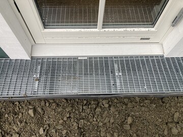 Gerade bei Holzfassaden ist der Sockelanschluss und der Schutz gegen aufstzeigende Feuchtigkeit und Spitzwasser wichtig.