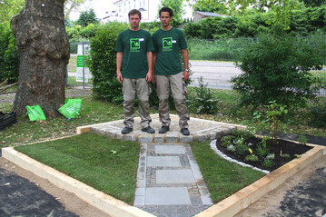 Endlich geschafft! Tim Bracht (rechts) und Christoph Jacobs posieren stolz mit ihrem fertigen Bauwerk