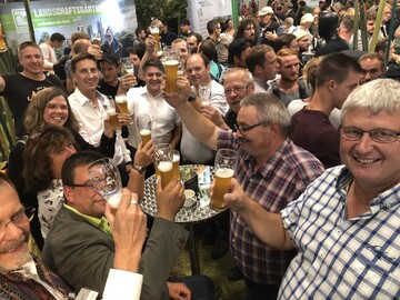 2018 funktionierte es noch als flashmob: Mit tatkrftiger Untersttzung des 2021 verstorbenen Admins Robertin Schrter (2.v.r.) trafen sich Nutzer der beiden groen GaLaBau-Gruppen auf facebook am BGL-Messestand.