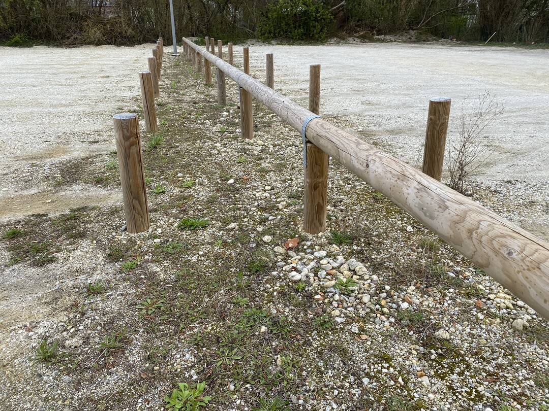  Dieser mit verdichtetem Wandkies befestigte Parkplatz ermglicht nicht nur die Versickerung von Niederschlagswasser und beugt der Aufheizung vor - er bietet zudem Raum fr Pflanzen magerer Standorte und die begleitende Arthropodenfauna.Die Erstellungskosten liegen zudem weit unter dem Durchschnitt, die Baustoffe kommen aus der unmittelbaren Nhe.