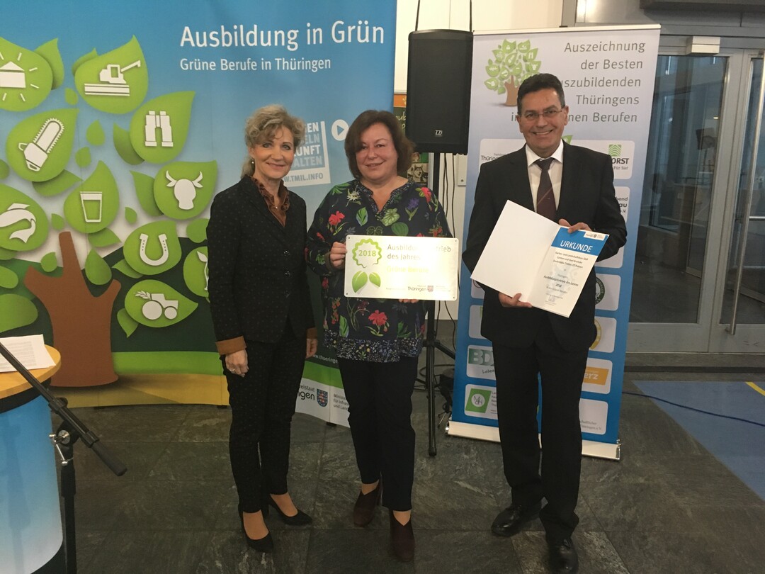 Thringens Ausbildungsbetrieb des Jahres: Gewinner Axel und Carmen Breitzke von der Firma Carmen & Axel Breitzke GbR mit Thringer Landwirtschaftsministerin Birgit Keller (links)