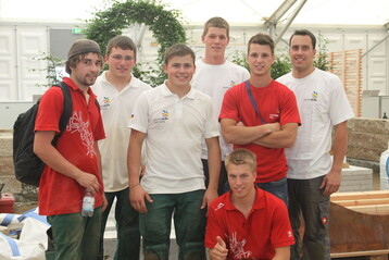 Auer dem Sdtiroler Peter Plieger, der sich krank durch den ersten Arbeitstag in Leipzig geschleppt hatte, ist die gesamte Spitzengruppe des GaLaBau-Entscheids im Rahmen der worldskills 2013 auf dem Bild beisammen: Dominik Rechfelden, Reinhold Irlinger, Manuel Kappler, Pascal Fleler, Martin Unterberger (hockend), Lukas Oberrauch und Thomas Barmettler.
