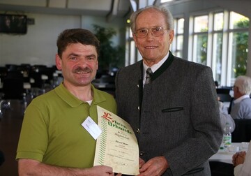 Helmut Moser bekommt fr 60 Jahre Mitgliedschaft im Verband Ehemaliger Hohenheimer Schler e.V. vom ersten Vorsitzenden Klaus Schnaidt seine Urkunde.