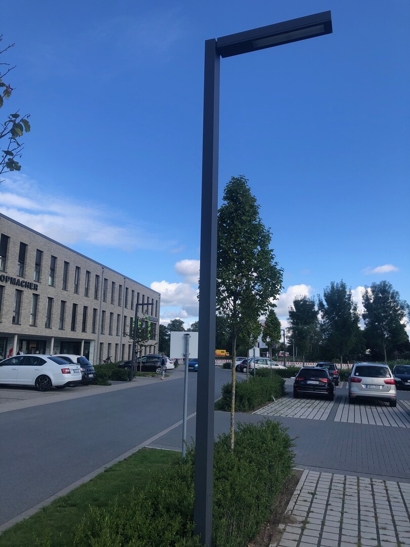 Leuchten wirken auch am Tag und bestimmen die Ausstrahlung einer Flche mit. Schlichte und elegante Beleuchtungslsungen mit sparsamen Leuchtmitteln bringen die unterwschiedlichen Anforderungen sinnvoll zusammen.