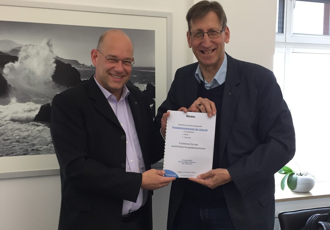 Prof. Dr. Volker Stein und Johann Detlev Niemann präsentieren die Ergebnisse der Kompetenz-Studie