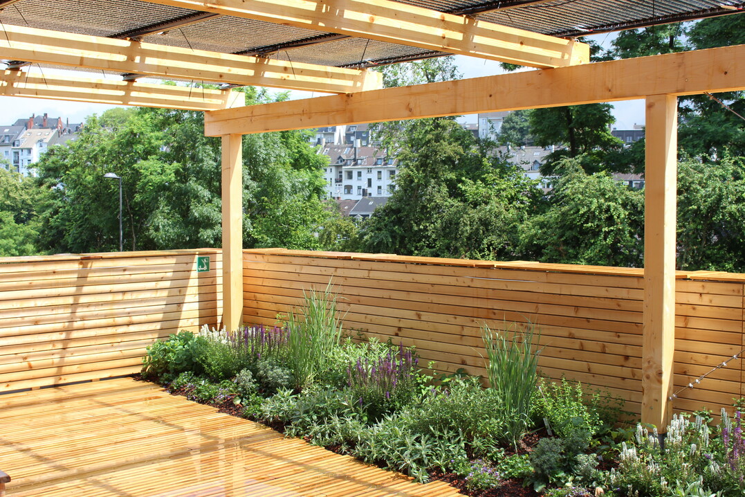 Die PV-Rhren sind auch hervorragend mit Intensivbegrnungsformen kombinierbar, wie dieser schne Dachgarten mit PV-Pergola in Wuppertal zeigt.