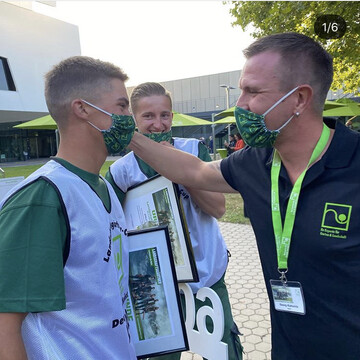 Freude bei Erik Stanke, Phil-Elias Kornmacher und Betreuer Georg Kahsnitz: Die Sachsen gewannen den Landschaftsgrtner-Cup 2020.