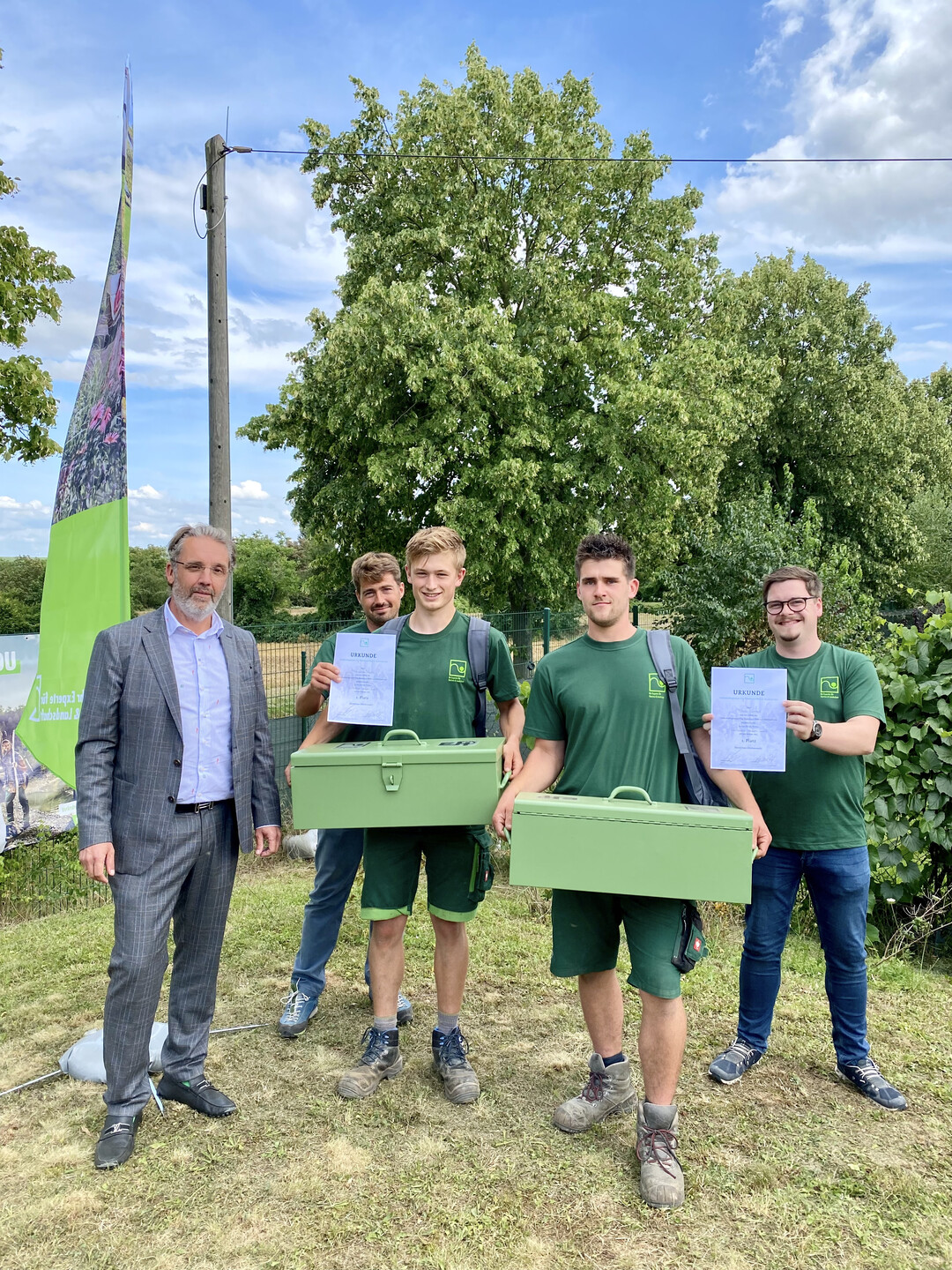   v. l. VGL-Prsident Michael Gesellchen, Maximilian Maiers, Marcel Gierens; im Hintergrund v. l. Heiko Kraushaar und Jonas Rodi, beide Jurymitglieder
