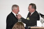 Gerd Sonnleitner, der Präsident des Deutschen Bauernverbands (DBV) ehrte Zwermann mit der Andreas-Hermes-Medaille, der höchsten Auszeichnung, die der DBV verleiht