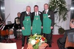 Die Gemüsegärtner dankten ihrem Präsidenten mit einem standesgemäßen Geschenk, von rechts: Karl Zwermann, Berthold Huber, Gerhard Schulz