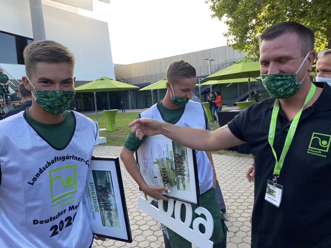 Die Sachsen Erik Stanke (links) und Phil-Elias Kornmacher holten sich 2020 den Landschaftsgärtner-Cup. Ihre Nachfolger werden am 24. und 25. September in Erfurt ermittelt.