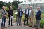 Von links: Dr. Andreas Jende (Geschäftsführer Gartenbauverband Berlin-Brandenburg - GVBB, stellv. Vorsitzender der LVGA), Hubert Lücking (Geschäftsführer Bundesverband DEULA), Henry Thiele (Geschäftsführer DEULA Witzenhausen und Präsident Bundesverband DEULA) Holger Schulz (Geschäftsführender Leiter LVGA), Georg Firsching (Vorstandsvorsitzender LVGA), Oliver Hoch (Geschäftsführer Fachverband Garten-, Landschafts- und Sportplatzbau Berlin und Brandenburg e.V. - FGL -; Mitglied im Vorstand LVGA)