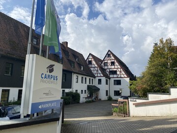 Die Nrnberger Schule in Altdorf ist ein Unternehmen der Firmengruppe von Bodo und Tobias Siegert. Ebenfalls dazu gehren die "Nrnberger Baumpflege" und das Sachverstndigenbro ISB UrbanForestry.