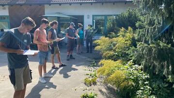 Auszubildende beim Pflanzentest