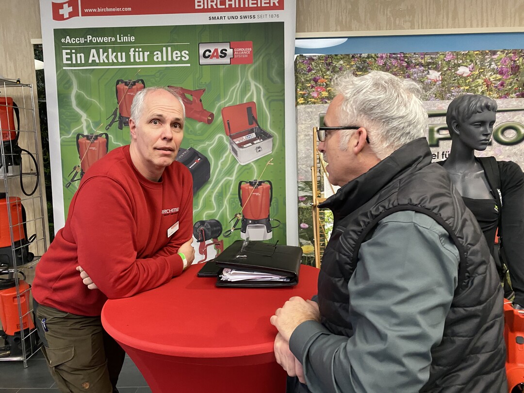 Peter Holzer (li.) von Birchmeier war einer der 44 Aussteller, die ihre Prfodukte und Leistungen zeigten.