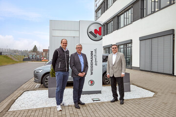 Das Geschftsfhrer-Trio der Weidemann GmbH seit 1. April 2024 (v.l.n.r.):
Der Technische Geschftsfhrer Thomas Tilly, der neue Geschftsfhrer Operations Jens Harde und der Kaufmnnischer Geschftsfhrer Bernd Apfelbeck vor dem Verwaltungsgebude in Korbach.