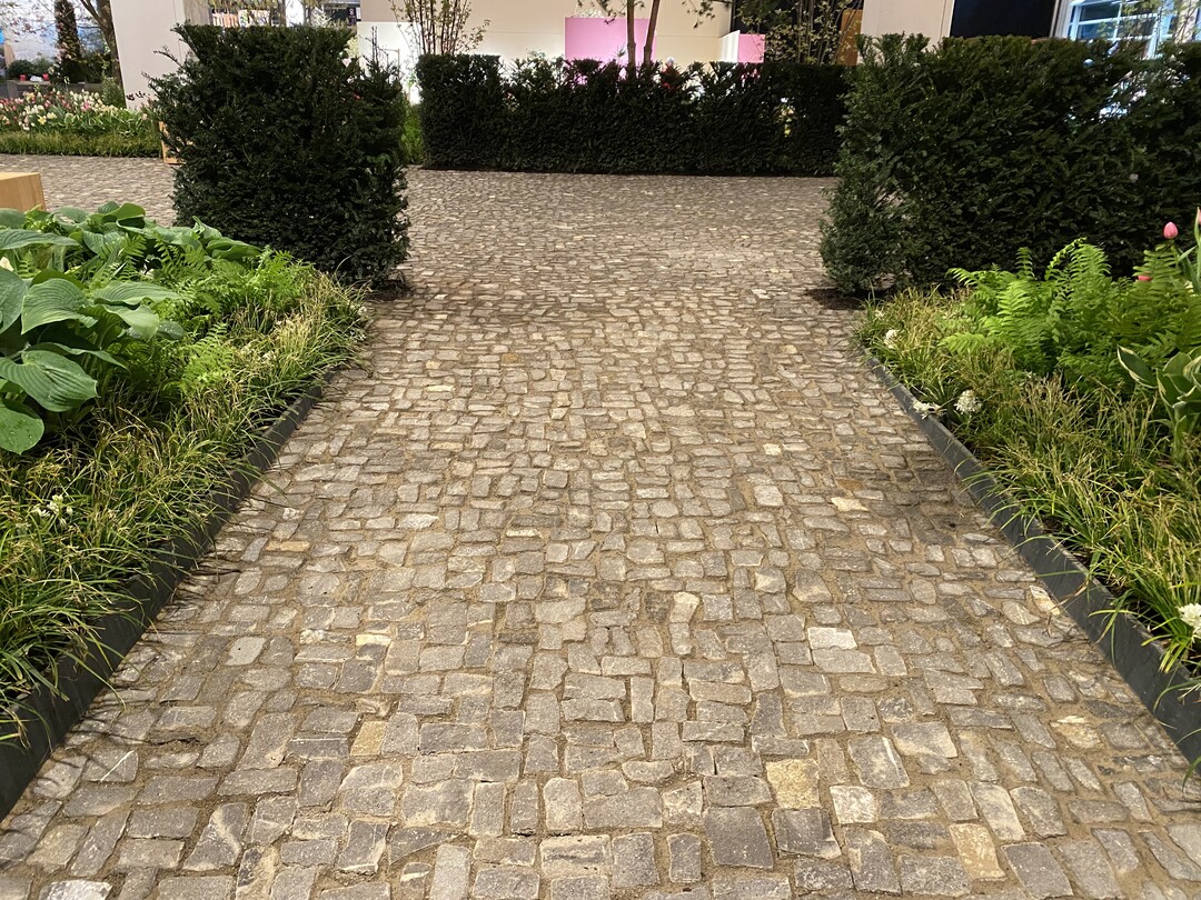 Eine schne Pflasterung und ein Rahmen aus Frhlingsblhern machte den Stand von Jardin Suisse aus. Ein Konzept von Pascal Eberle (parcs-landschaftsarchitektur.ch).