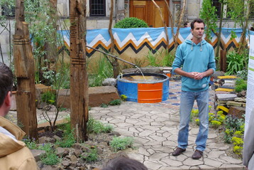 Volker Kranz, Baumrausch GbR, erlutert seinen aus wiederverwendetem Material gebauten Garten 