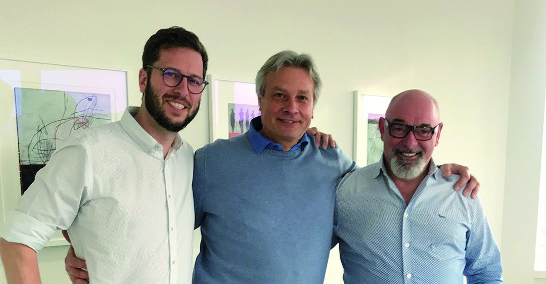 HS-Schoch Geschäftsführer Marcel Schoch (links) und Hermann Schoch (rechts) mit dem bsg Geschäftsführer Thomas Lang (mitte)
