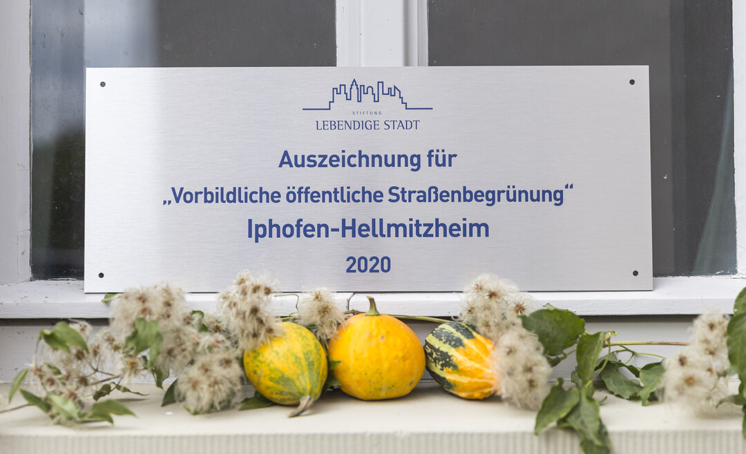Iphofen-Hellmitzheim ist unter den Prämierten, die eine Auszeichnung für „Vorbildliche öffentliche Straßenbegrünung“ erhalten.