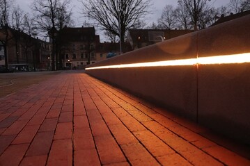 Am Jamnitzer Platz in Nrnberg wurde die Lichtlinie slimlux 20 SC direkt leuchtend in Betonsitzblcken eingelassen. 